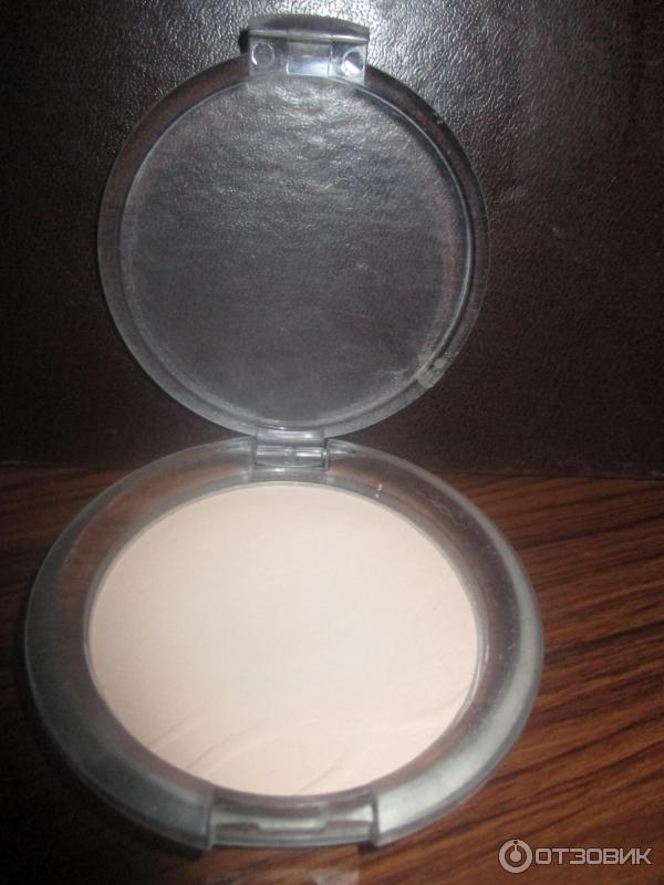 Компактная пудра Essence Matifying Compact Powder фото