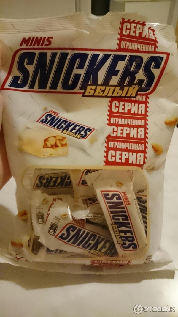 Сникерс батончик белый. Сникерс конфеты Минис белый. Конфеты "snickers Mini белый". Сникерс белый шоколад. Сникерс мини белый шоколад.