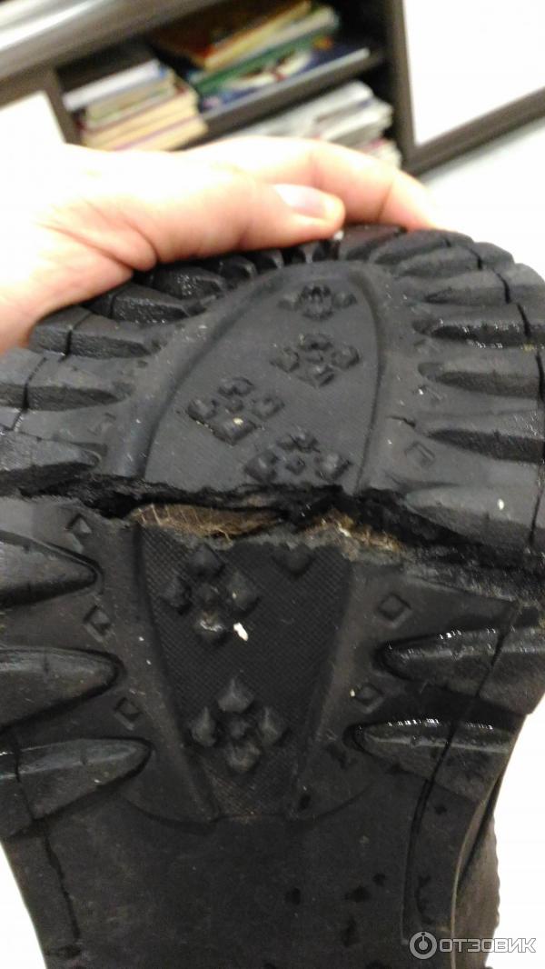 Лопнула подошва на сапогах. Треснула подошва. Треснула подошва на обуви. Дырявая подошва. Трещина на подошве обуви.