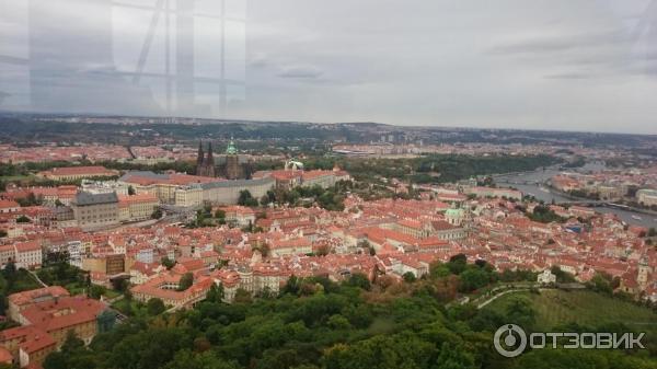 Фото сделано на смотровой площадке через окно