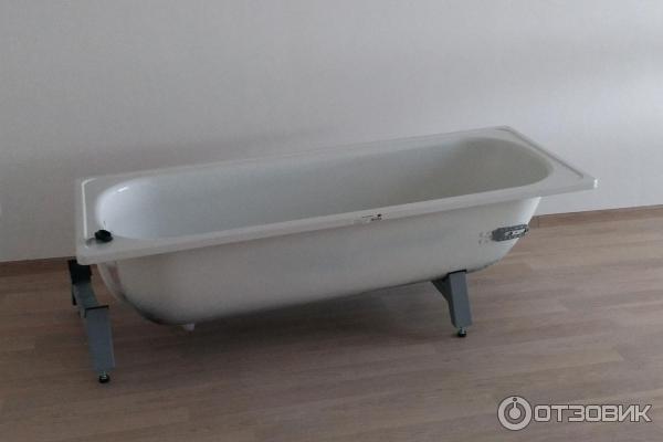 Ванна, которая должна была быть акриловая, стоит посреди комнаты
