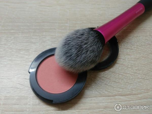 Кисть для румян Real Techniques Blush Brush фото