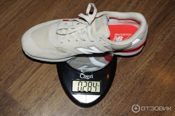 Вес кроссовок nike. Вес кроссовок. Весы кроссовки. Вес кроссовок в коробке. Кроссовки в коробке.