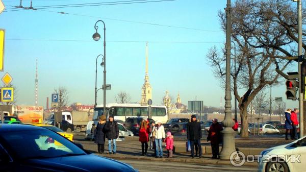 Пешая прогулка по набережной Невы на Васильевском острове (Россия, Санкт-Петербург) фото