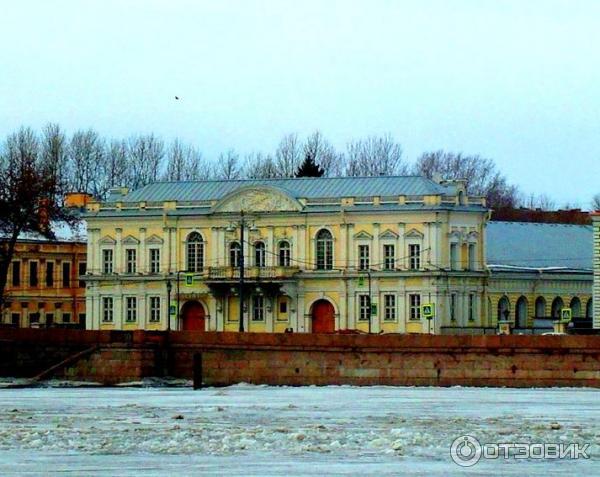 Пешая прогулка по набережной Невы на Васильевском острове (Россия, Санкт-Петербург) фото