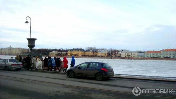 Пешая прогулка по набережной Невы на Васильевском острове (Россия, Санкт-Петербург) фото