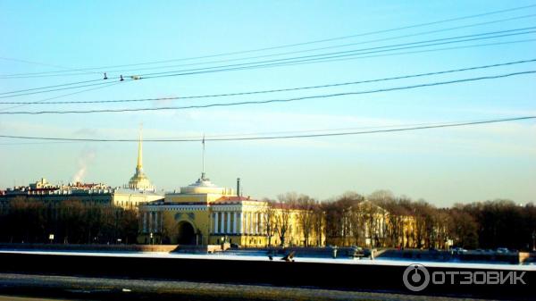 Пешая прогулка по набережной Невы на Васильевском острове (Россия, Санкт-Петербург) фото