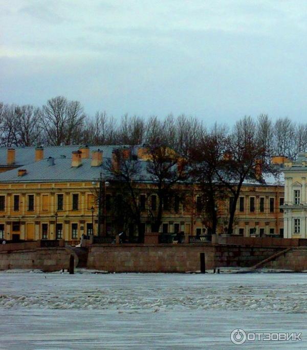 Пешая прогулка по набережной Невы на Васильевском острове (Россия, Санкт-Петербург) фото